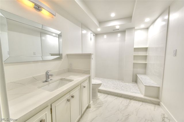 2 Bratenahl Place 2D, Bratenahl, OH 44108