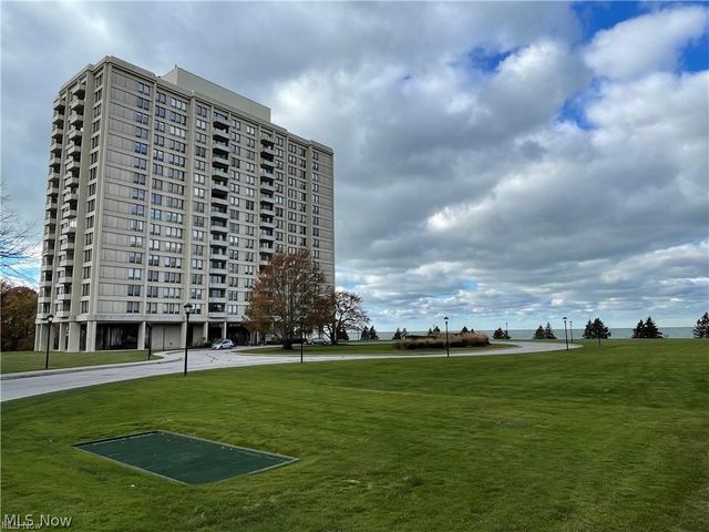 2 Bratenahl Place 2D, Bratenahl, OH 44108