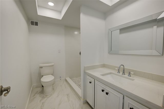 2 Bratenahl Place 2D, Bratenahl, OH 44108