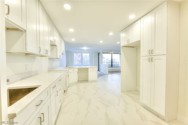 2 Bratenahl Place 2D, Bratenahl, OH 44108
