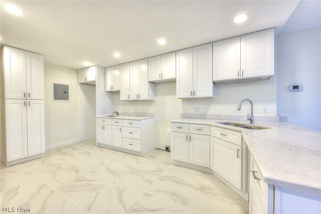 2 Bratenahl Place 2D, Bratenahl, OH 44108