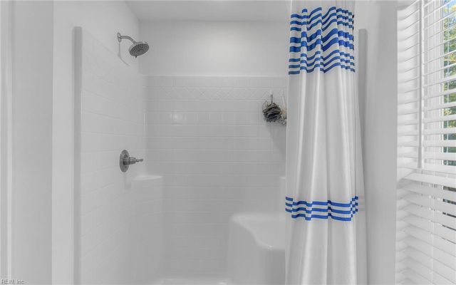 121 Topsail LN, Yorktown, VA 23693