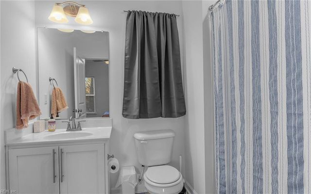 121 Topsail LN, Yorktown, VA 23693