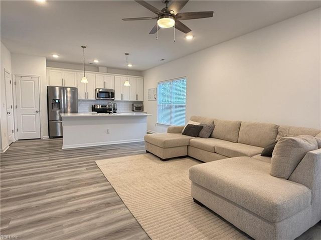 121 Topsail LN, Yorktown, VA 23693