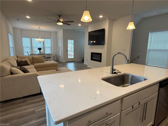 121 Topsail LN, Yorktown, VA 23693