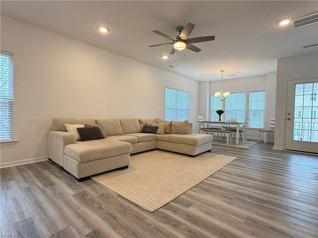 121 Topsail LN, Yorktown, VA 23693