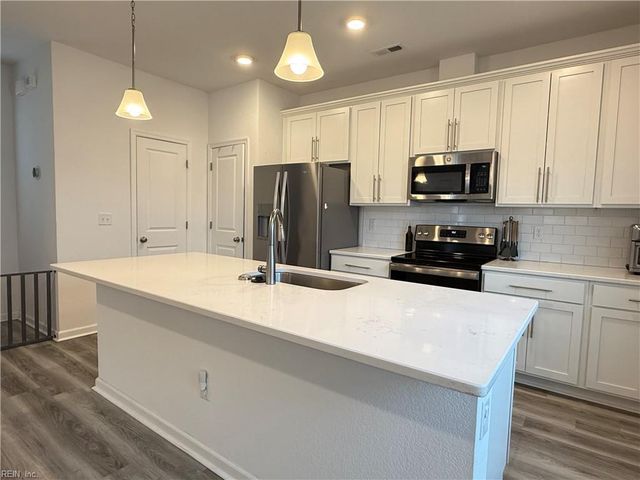 121 Topsail LN, Yorktown, VA 23693