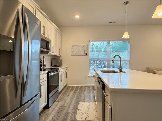 121 Topsail LN, Yorktown, VA 23693