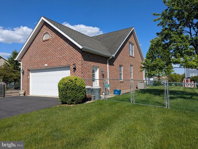 316 MARTINA DR, Chambersburg, PA 17201