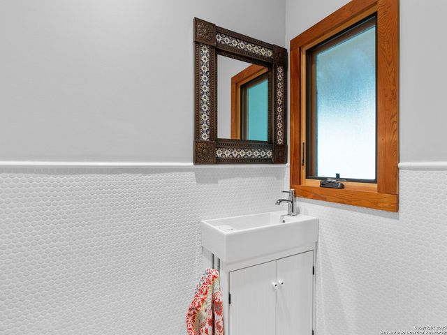 211 Devine Street, San Antonio, TX 78210