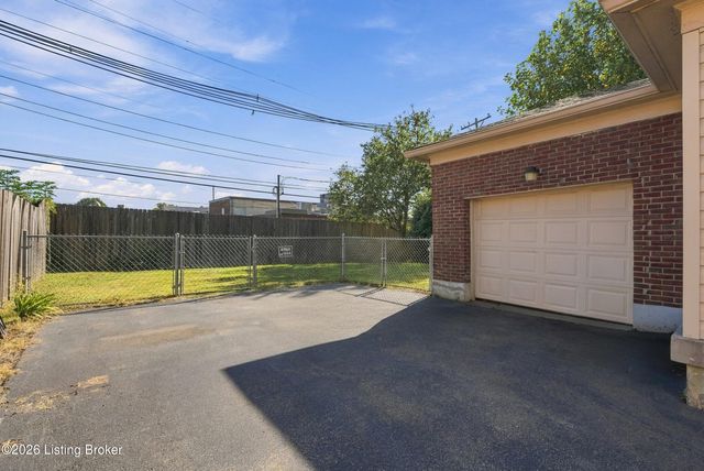 3023 Wellbrooke Rd, Louisville, KY 40205