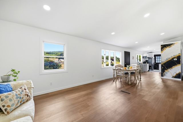 37 Sun Valley Rd, Holyoke, MA 01040