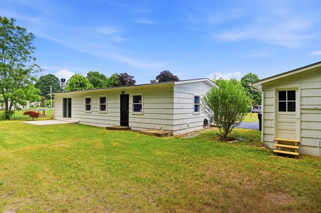 37 Sun Valley Rd, Holyoke, MA 01040