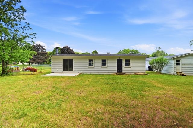 37 Sun Valley Rd, Holyoke, MA 01040