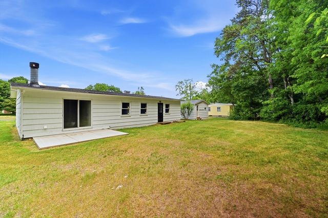 37 Sun Valley Rd, Holyoke, MA 01040