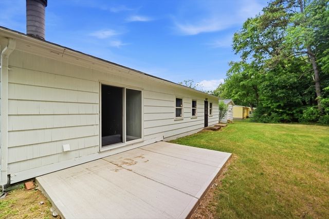 37 Sun Valley Rd, Holyoke, MA 01040