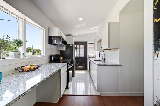 37 Sun Valley Rd, Holyoke, MA 01040