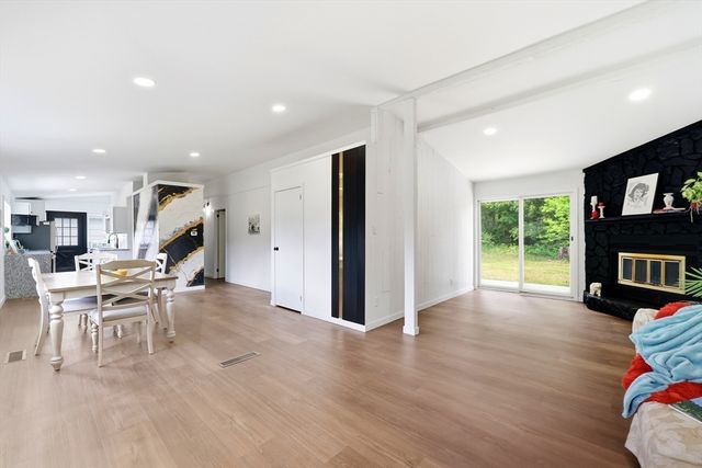 37 Sun Valley Rd, Holyoke, MA 01040