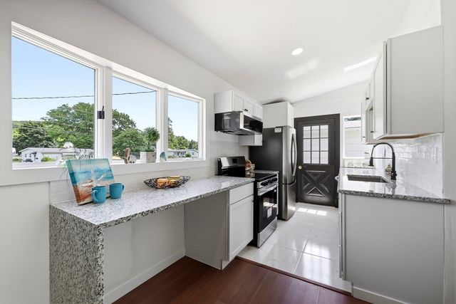 37 Sun Valley Rd, Holyoke, MA 01040