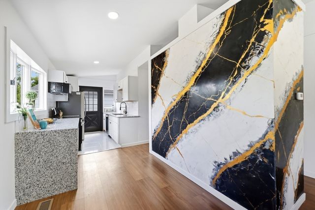 37 Sun Valley Rd, Holyoke, MA 01040