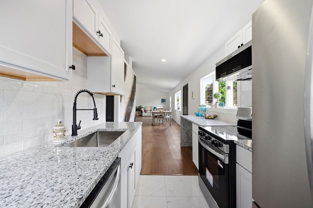 37 Sun Valley Rd, Holyoke, MA 01040