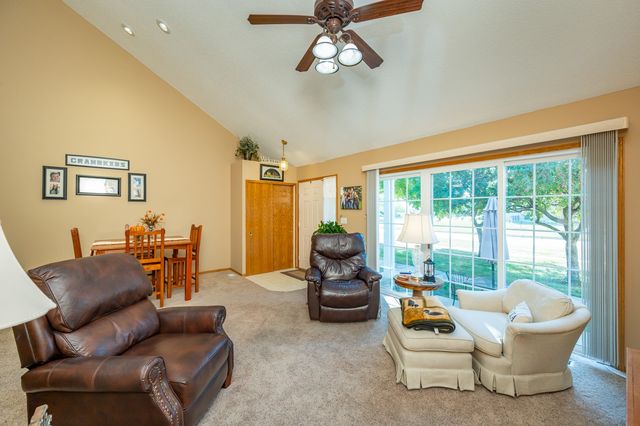 555 SE Laurel Street 22, Waukee, IA 50263