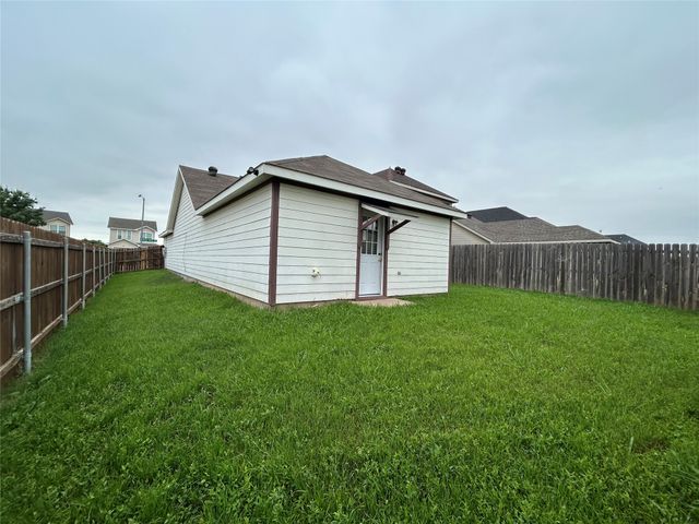 10745 Many Oaks Drive, Fort Worth, TX 76140