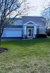 201 Grays Drive 201, Oswego, IL 60543