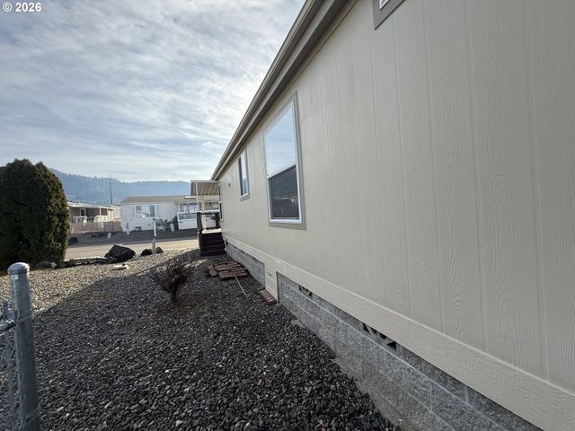 213 RIVER RIDGE Ave, Roseburg, OR 97471