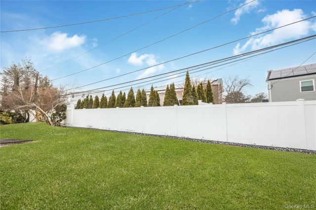 43 Maplewood Drive, Plainview, NY 11803