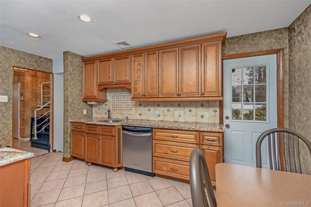 43 Maplewood Drive, Plainview, NY 11803