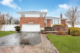 43 Maplewood Drive, Plainview, NY 11803