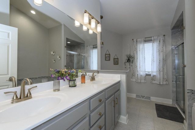 426 Oak Tree COURT, Hartland, WI 53029