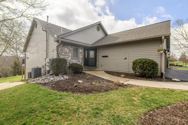 426 Oak Tree COURT, Hartland, WI 53029