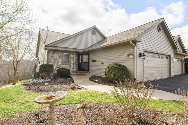 426 Oak Tree COURT, Hartland, WI 53029
