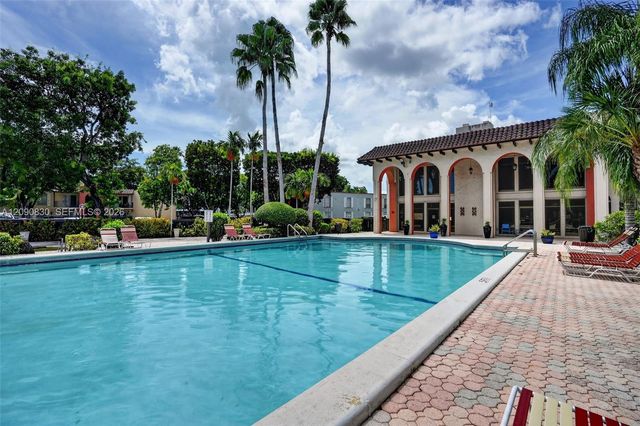 10786 N Kendall Drive D14, Miami, FL 33176