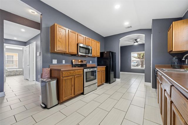 12800 Sky Harbor DR, Del Valle, TX 78617