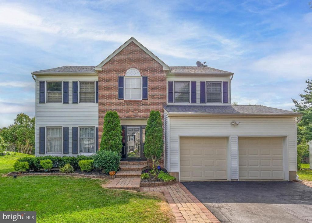 5 BOLTON CIR, Newtown, PA 18940