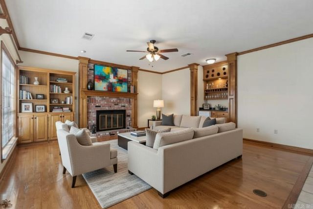 8 Edgewater Cove, Maumelle, AR 72113