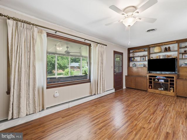 207 SHERWOOD DR, Chambersburg, PA 17202