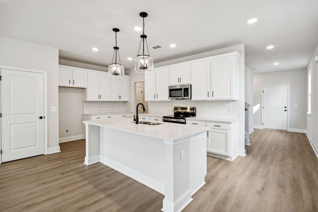 1090 Large Poppy Dr, La Vergne, TN 37086