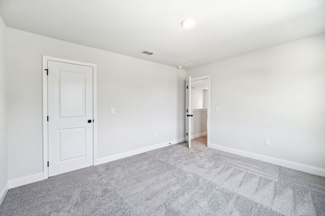 1090 Large Poppy Dr, La Vergne, TN 37086