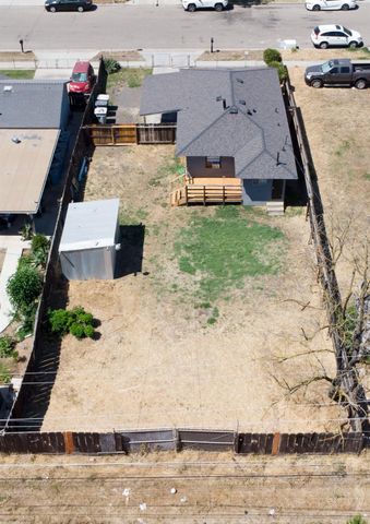 5028 E Balch Avenue, Fresno, CA 93727