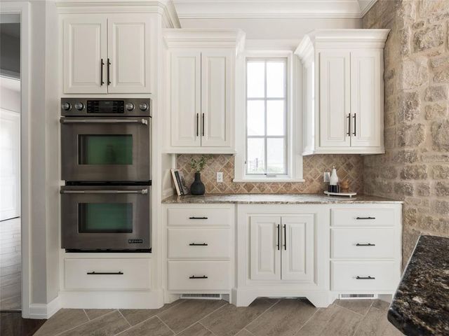 18601 Wolf Creek Drive, Edmond, OK 73012