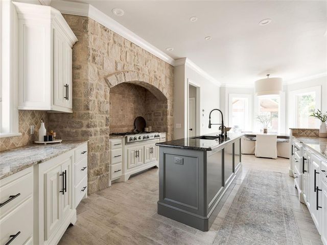 18601 Wolf Creek Drive, Edmond, OK 73012