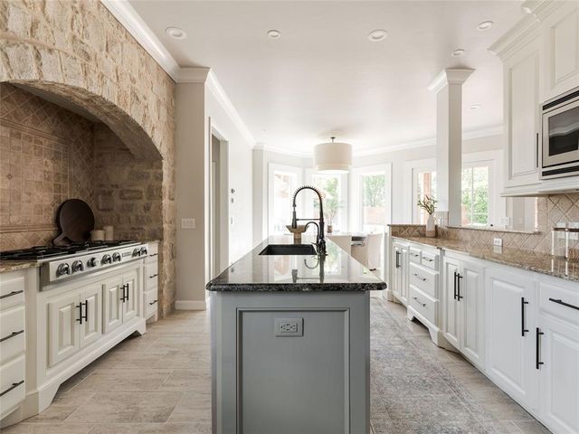 18601 Wolf Creek Drive, Edmond, OK 73012