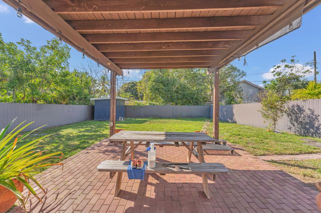 818 Kaye Street, West Palm Beach, FL 33405