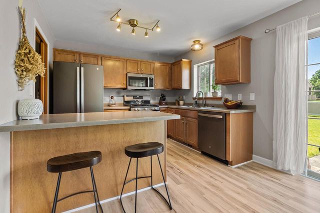 621 E Sheila AVENUE, Elkhorn, WI 53121