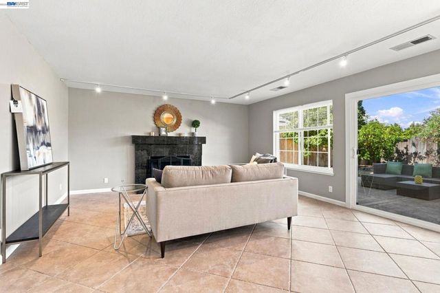 148 Valley Oak Ln, Vallejo, CA 94591