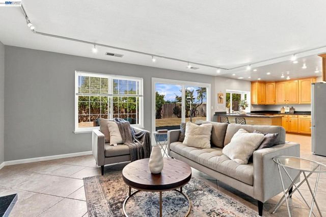 148 Valley Oak Ln, Vallejo, CA 94591